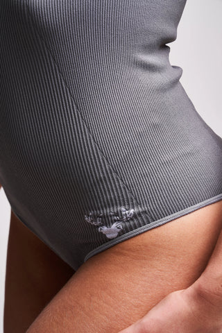 Creora Recycled Rib Notch Neck Bodysuit – Grau